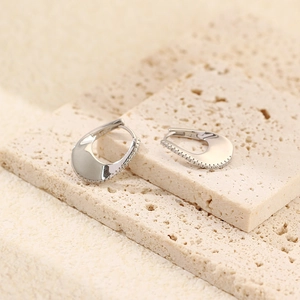 Dettaglio orecchini a U in argento S925 con zirconi bianchi micro-pavimentati