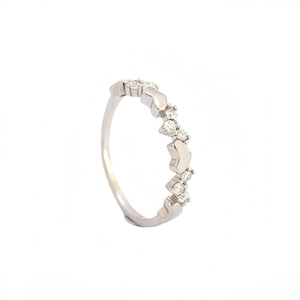 Exquisite S925 sterling silver ring with alternating heart patterns and sparkling diamonds