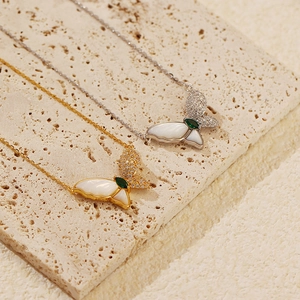 Collier papillon en argent S925 avec nacre blanche et pierre gemme verte