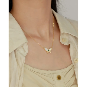 Détail du collier papillon en argent s925 avec nacre blanche et pierre précieuse verte