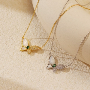 Collier papillon en argent S925 avec nacre blanche et pierre précieuse marquise verte