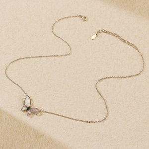 Détail du collier papillon en argent s925 avec nacre blanche et pierre gemme verte