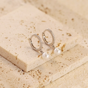 Détail de boucles d'oreilles en argent S925 avec perles et pavé de zircones