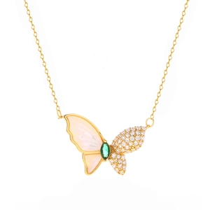 Élégant collier papillon doré avec nacre rose et pierres de zircon blanc sur chaîne fine