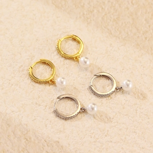 Élégantes boucles d'oreilles créoles en argent s925 avec zircons et perles blanches rondes