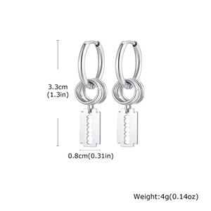 Détail de la boucle d'oreille créole de 3,3cm en acier avec pendentif lame de rasoir