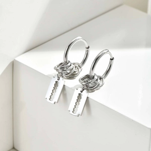 Boucles d'oreilles créoles pour hommes en acier avec triple anneaux et lame de rasoir