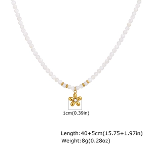 Collier avec pendentif fleur dorée, perles blanches et centre en cristal brillant