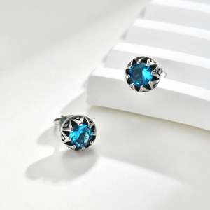 Vue détaillée de boucles d'oreilles punk en argent avec zircon bleu étincelant