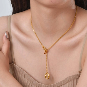 Minimalistische Goldkette mit ovalem Nietanhänger und OT-Verschluss für Damen