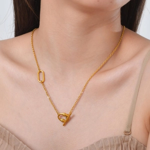 Detail der goldenen OT-Halskette an Model mit ovalem Glied und feiner Kettenstruktur