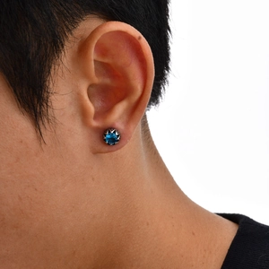 Clou d'oreille en acier titane avec zircon bleu et serti couronne sur l'oreille
