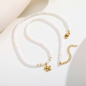 Collier minimaliste en perles avec pendentif fleur dorée et fermoir mousqueton