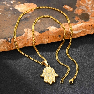 Collana con mano di Fatima dorata e zirconi su pietra rustica e sabbia nera