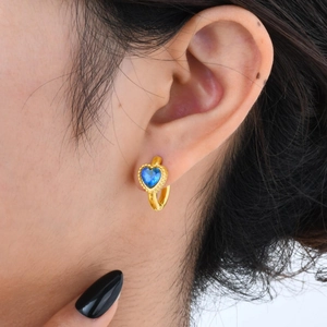 Detail van de 18K vergulde oorring met een hartvormige blauwe zirkonia steen