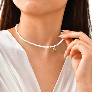Collier élégant avec pendentif fleur dorée, perles blanches et zircon étincelant