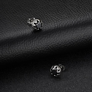 Vue détaillée du serti couronne en argent avec zircon noir sur fond de cuir noir