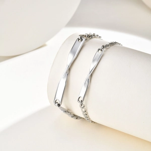 Minimalist polished stainless steel twisted bar link chain bracelet in silver finish