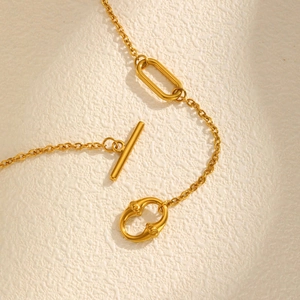 Detaillierte Makroaufnahme der goldenen OT-Verschlusskette mit strukturiertem ovalem Ring