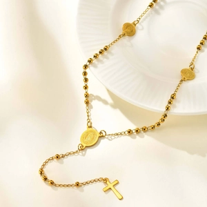 Dettaglio collana rosario dorata in acciaio inossidabile con medaglie Maria e croce