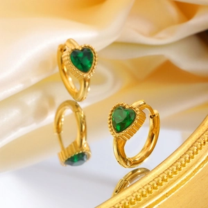 Elegante 18K vergulde oorringen met groene hartvormige zirkoon en milgrain afwerking