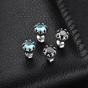 Boucles d'oreilles en acier titane avec zircon bleu et noir et serti couronne