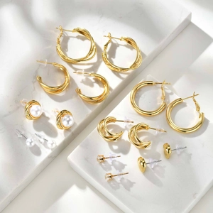 Minimalistisches Ohrring-Set aus Kupfer mit Perlen, Herzsteckern und Goldreifen