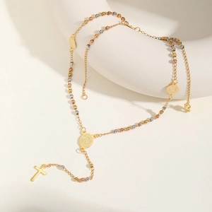 Dettaglio collana rosario perline oro tricolore con ciondolo croce e medaglia mariana