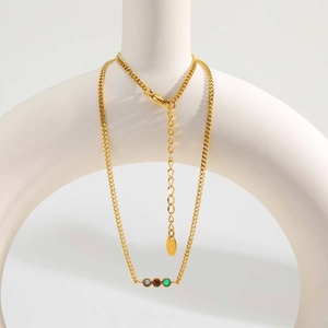 Collana a catena dorata con tre zirconi colorati e ciondolo K18 su arco bianco