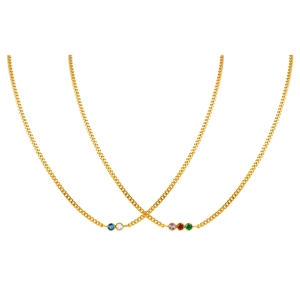 Collana a catena cubana dorata con zirconi colorati su sfondo bianco per un look moderno