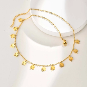 Detailansicht der goldenen Edelstahl-Halskette mit Kleeblatt-Anhängern und Herz-Ausschnitten