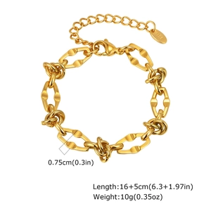 Dettaglio bracciale a catena con nodi dorati, chiusura a moschettone e incisione S925