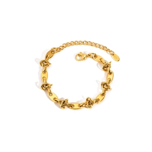 Dettaglio del bracciale a nodi dorati con chiusura a moschettone e catena di estensione