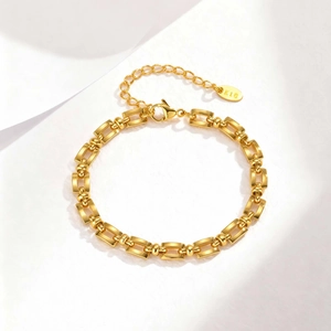 Detail van 18K vergulde armband met rechthoekige schakels, kralen en K18 keurmerk tag