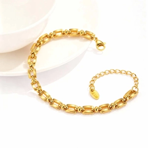 Detail van gouden rechthoekige schakelarmband met verstelbare ketting en K18 tag