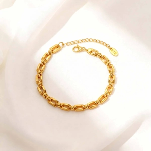Detail van 18K vergulde schakelarmband met verstelbare verlengketting en karabijnsluiting