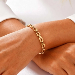Minimalistische gouden damesarmband met gepolijste rechthoekige schakels en modern design