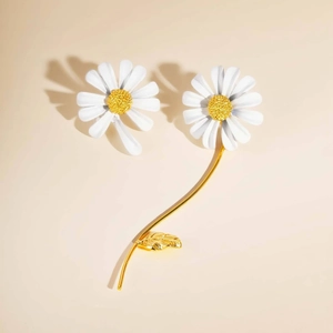 Broche marguerite élégante en or avec pétales en émail blanc et centres texturés