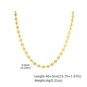 Dettaglio collana quadrifoglio dorata con pendenti da 0,6 cm e lunghezza 40+5 cm