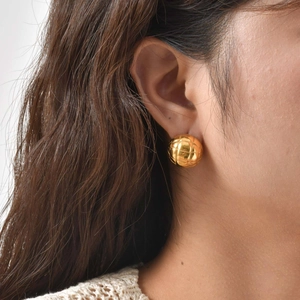 Minimalistische 18K vergoldete Edelstahl Halbkugel-Ohrstecker mit Steppmuster-Design
