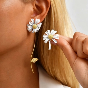 Boucles d'Oreilles Clous Et Pendantes Marguerite Asymétriques En Cuivre Plaqué Or Fleur Bijoux Élégants Pour Femmes Accessoires Quotidiens