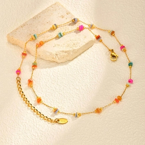 Collier en acier inoxydable doré avec perles en pierres colorées sur pierre naturelle
