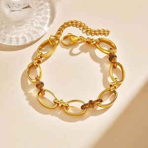 Collana dorata con maglie ovali e pietre in resina marrone scuro dal design elegante