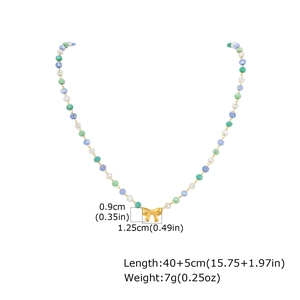 Détail du collier de perles colorées avec pendentif nœud doré et mesures de taille