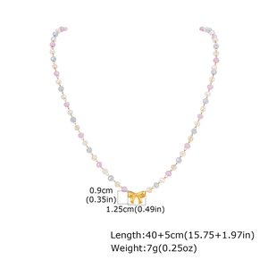 Vue détaillée du collier nœud avec perles pastel et dimensions du produit exactes