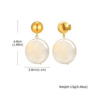 Boucles d'oreilles dorées avec pendentif en résine crème et mesures de 4,8 cm de haut