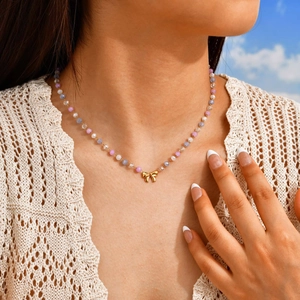 Collier de perles dégradées avec pendentif nœud doré pour femme accessoire été