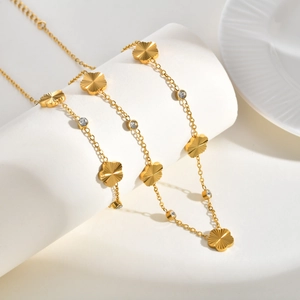 Detailed macro of golden flower bracelet featuring radiant textures and sparkling zircons