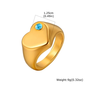 Détails de taille d'une bague coeur dorée avec un zircon cubique rond bleu serti