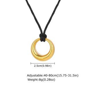 Pendentif rond doré creux avec texture en spirale sur cordon de cire noir réglable